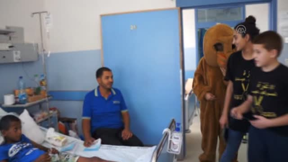 Gazzeli yaralı çocuklara, akranları moral verdi -