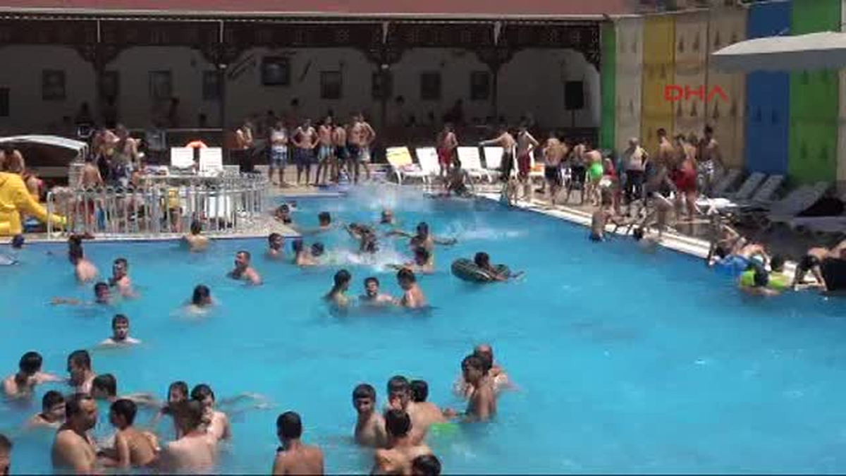 Tokat\'ta Sıcaktan Bunalanlar Havuza Akın Etti