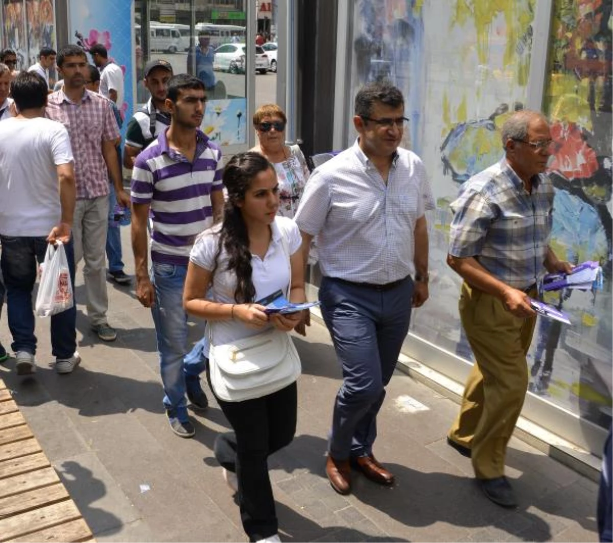 HDP\'li Gençler Def Çalıp, Demirtaş İçin Oy İstedi