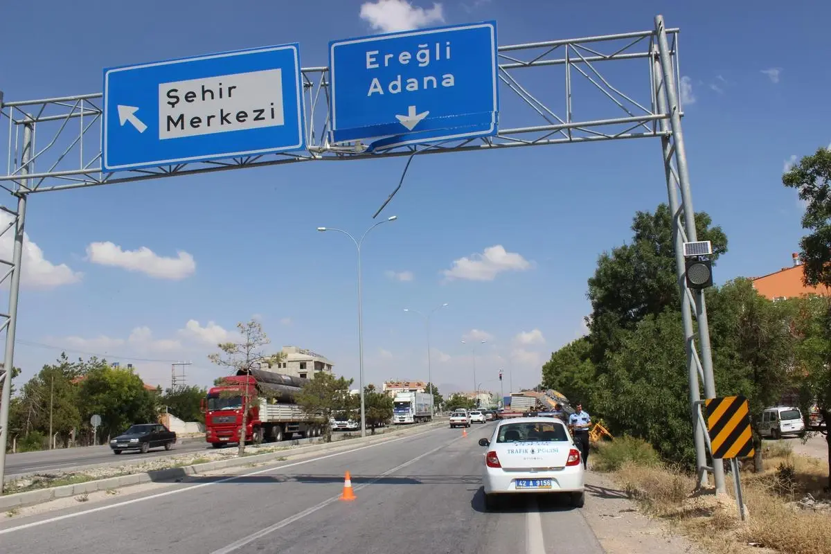 Konya\'da İş Makinesi, Kamyon Kasasından Düştü