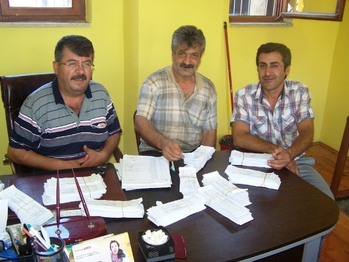 Korkuteli\'de Seçmen Kâğıtları Dağıtılıyor