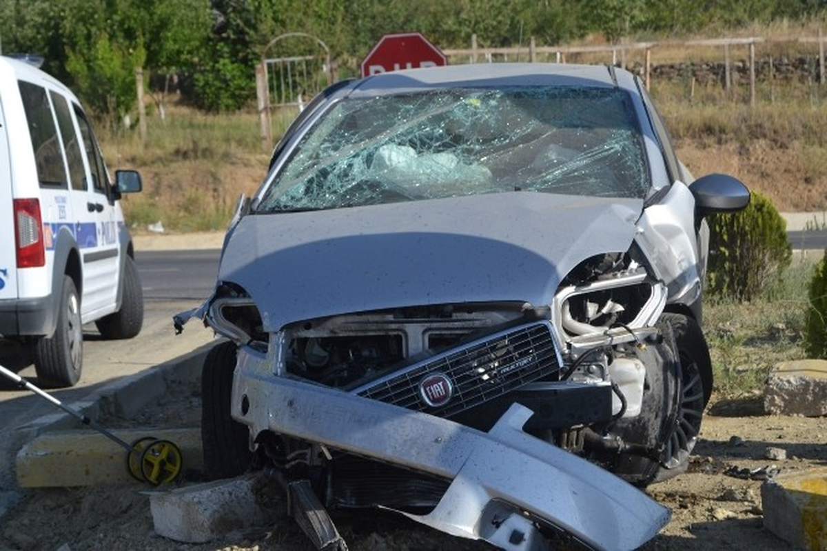 Manisa\'da Trafik Kazası: 2 Yaralı
