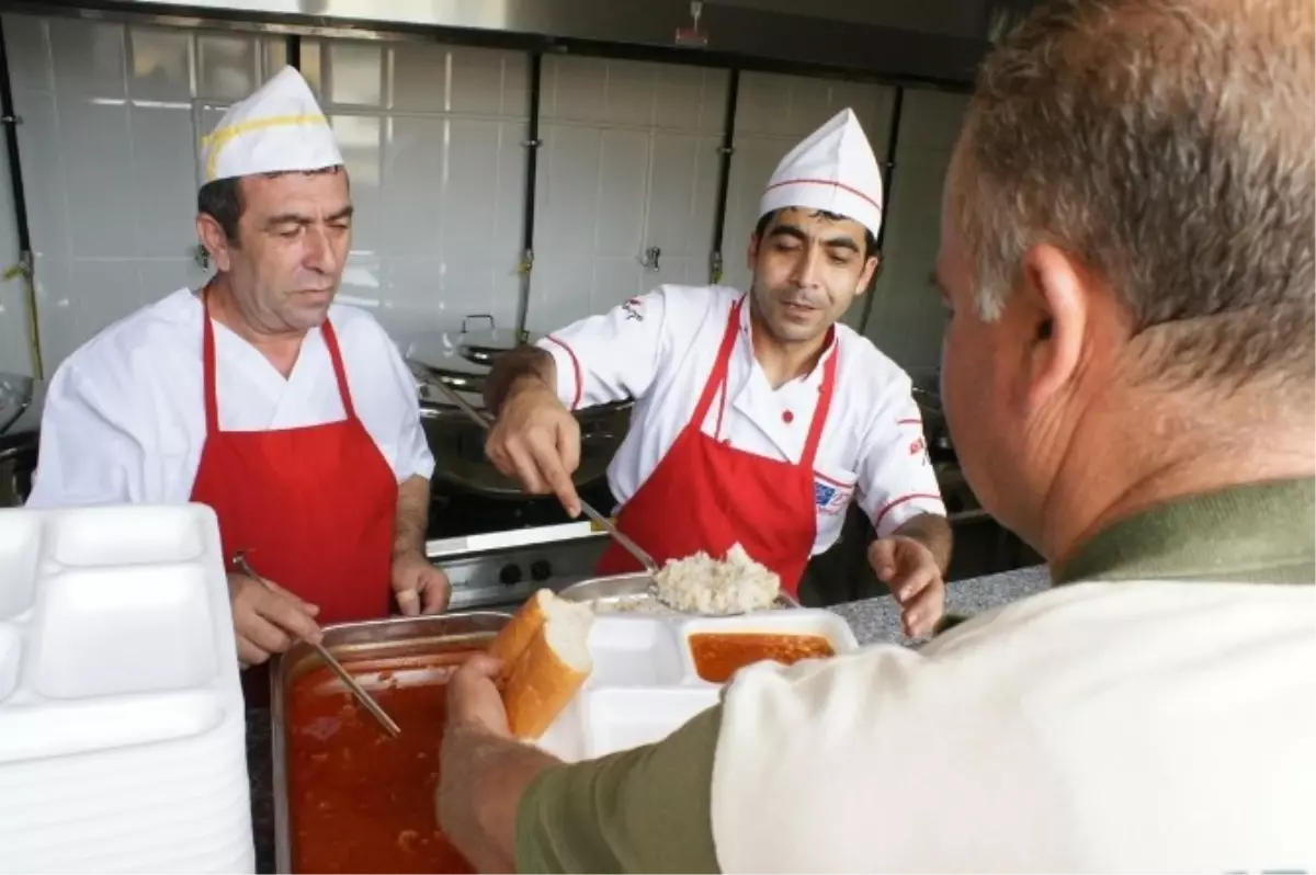 Mezitli Aşevi Sıcak Yemek Dağıtmaya Devam Ediyor