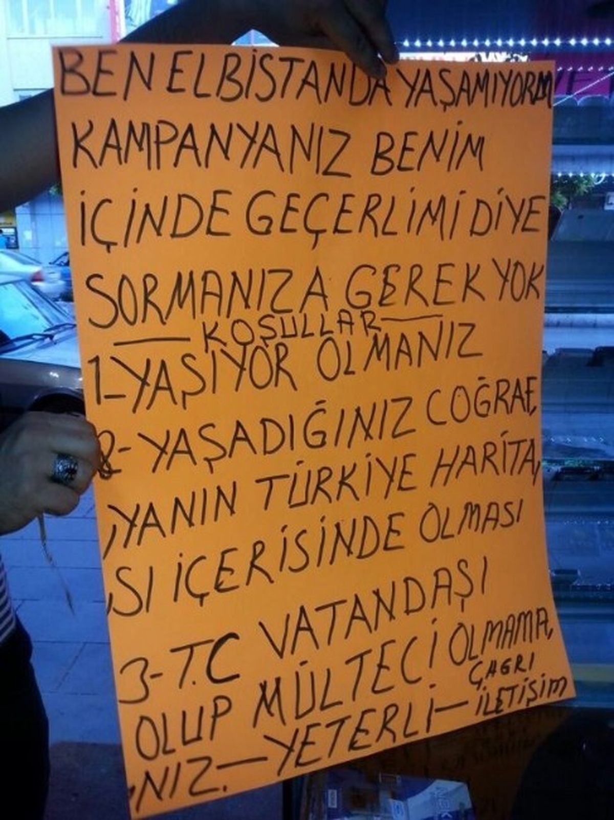 Müşterilerinin Sorularından Bıkan Esnaf, İş Yerinin Camına Öyle Bir Şey Yazdı Ki!