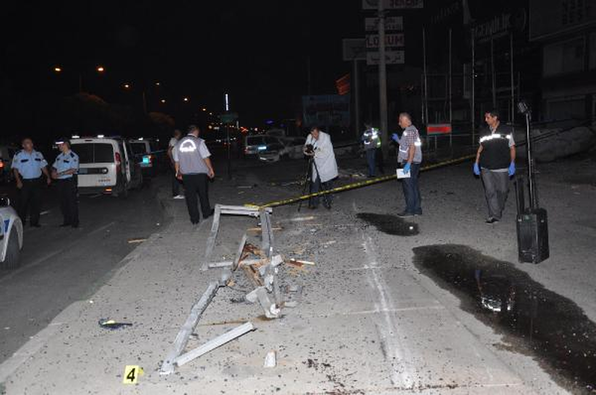Bursa\'da Otomobil Durağa Daldı: 2 Ölü, 2 Yaralı