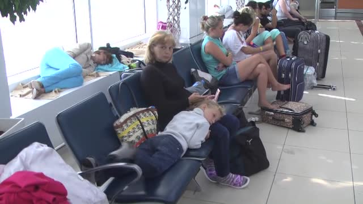 Rus turistler havalimanında mahsur kaldı -