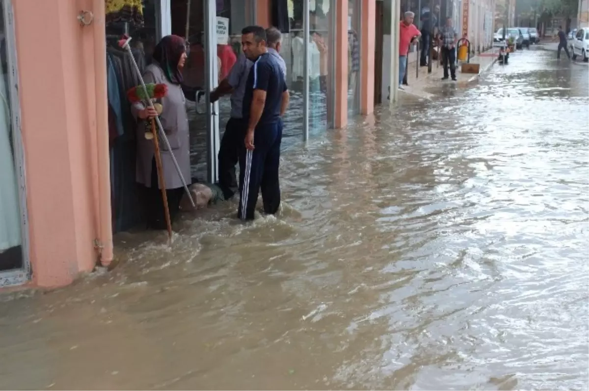 Sağanak Yağmur Hayatı Olumsuz Etkiledi