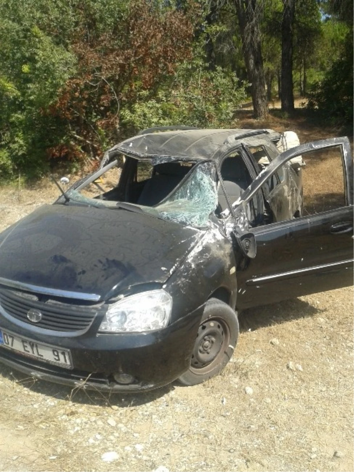 Manavgat\'ta Takla Atan Otomobilden Hafif Yaralı Kurtuldular