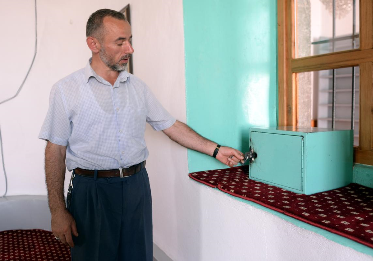 Türbeyi Soyup Dua Ederken Kameralara Yakalandı