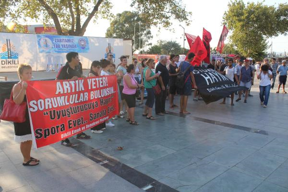 Uyuşturucudan Ölen Genç Gözyaşlarıyla Uğurlandı (2)