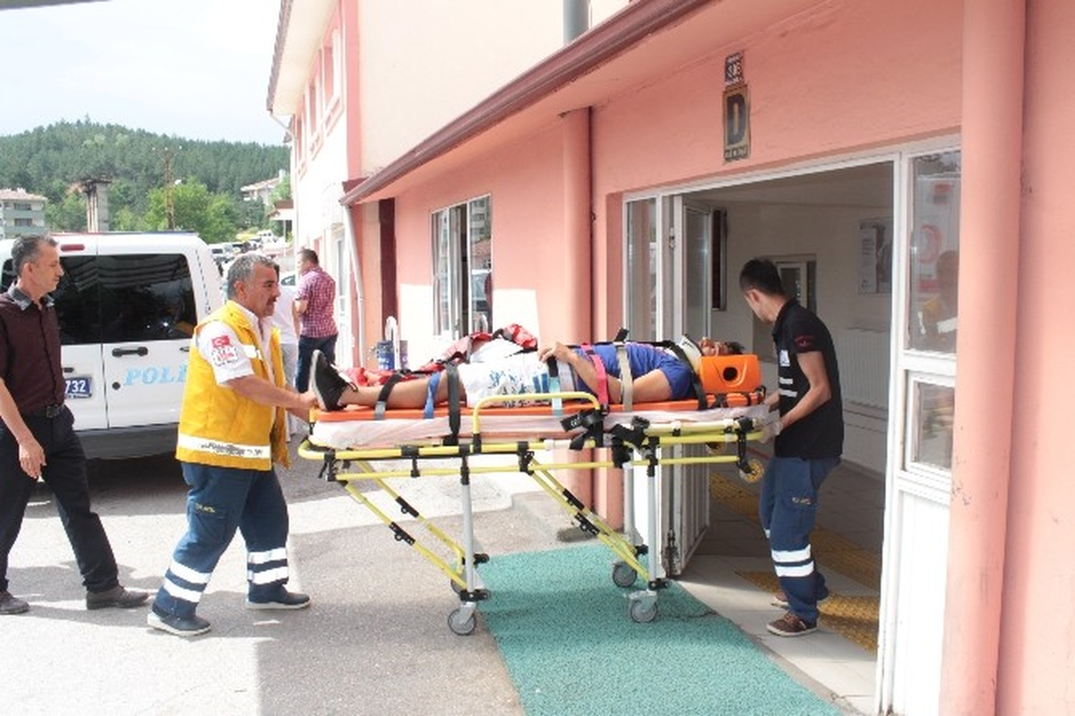 Üzerine Tabela Düşen Vatandaş Yaralandı