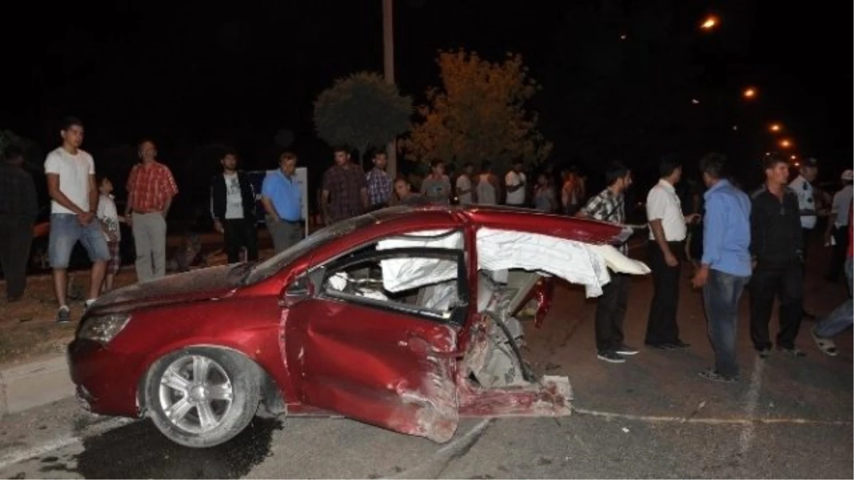 Yozgat\'ta Trafik Kazasında Otomobil İkiye Bölündü: 4 Yaralı