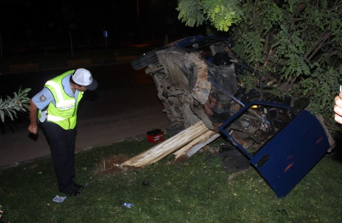 Ağaca Çarpan Otomobil İkiye Bölündü: 5 Yaralı