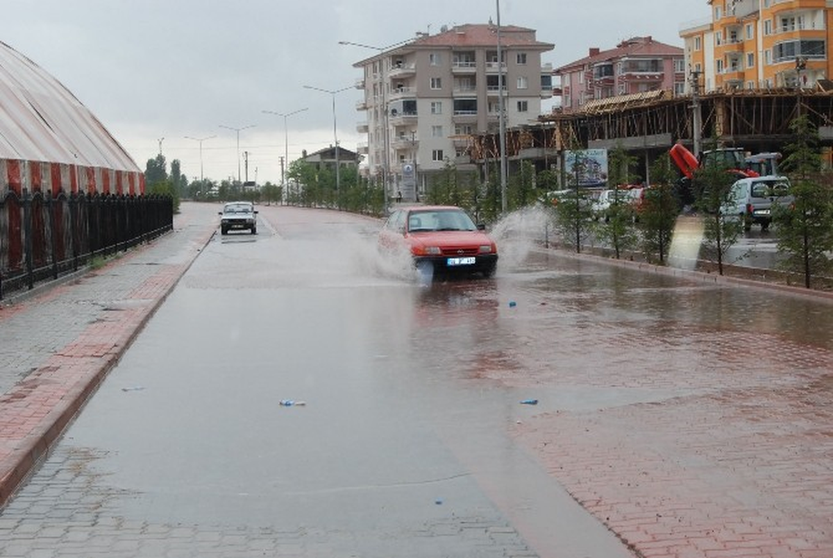 Aksaray\'da Yaz Yağmuru Serinletti