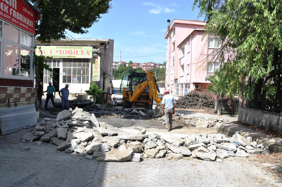 Alaplı\'da Bozuk Yollar Onarılıyor