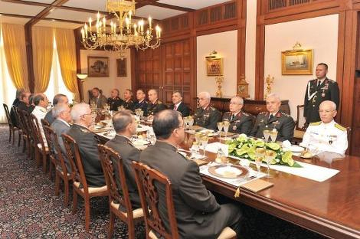 Cumhurbaşkanı Gül, Yaş Üyelerine Yemek Verdi