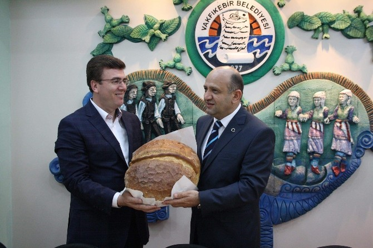 Bakan Işık\'a Plaket Yerine Vakfıkebir Ekmeği