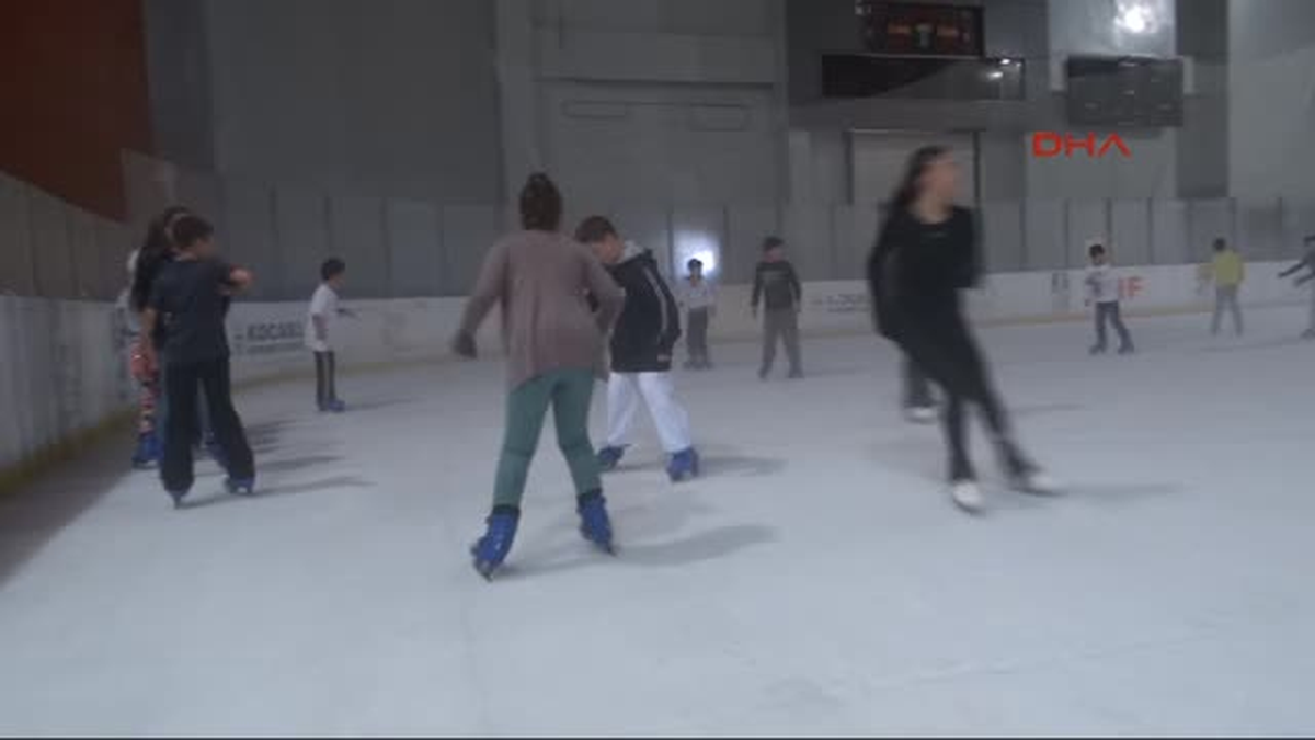 Bunaltıcı Yaz Günlerinde Buz Sporları Tesisinde Serinliyorlar