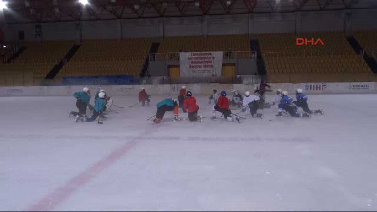 Bunaltıcı Yaz Günlerinde Buz Sporları Tesisinde Serinliyorlar