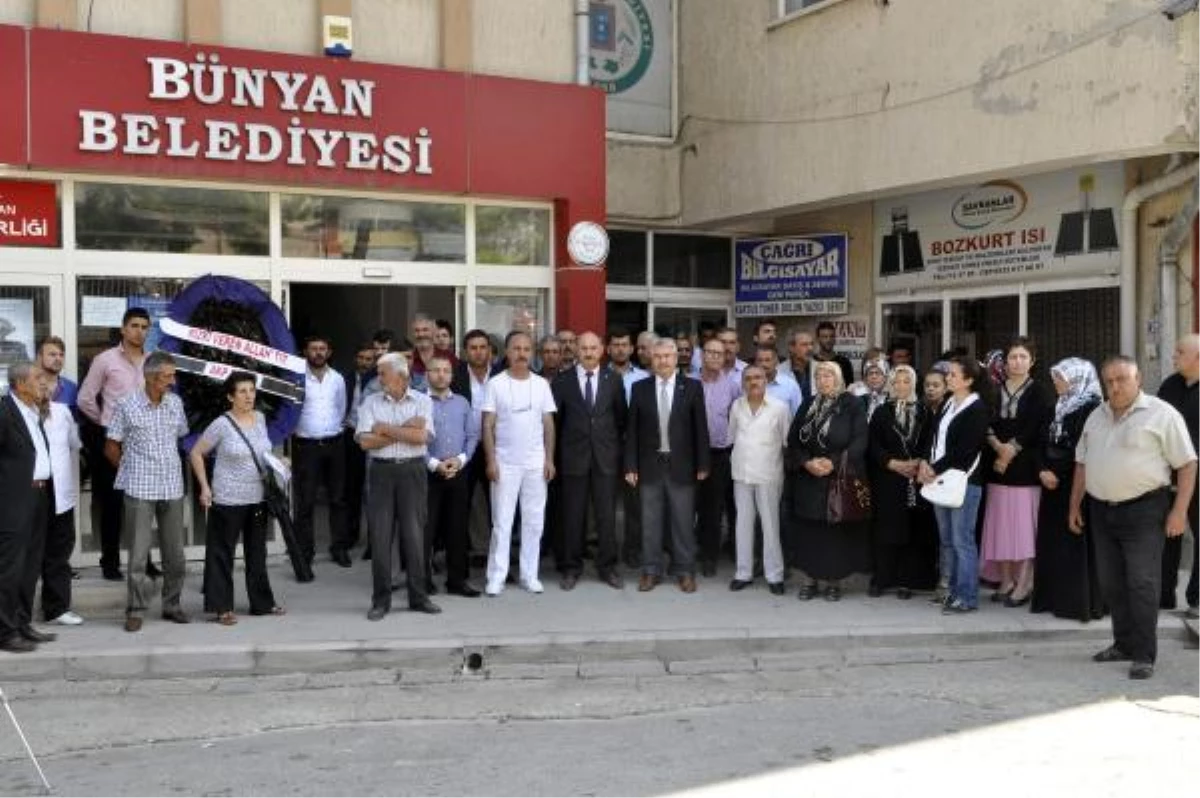 Kayseri Bünyan\'da İşten Çıkarılan İşçiler İçin Siyah Çelenk