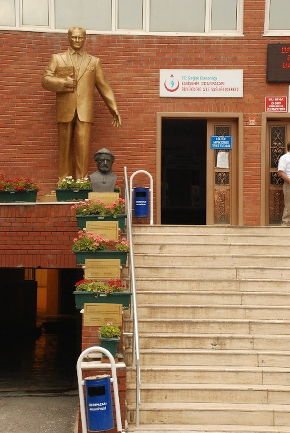Eskişehir Cem Evinde, Alevi Büyüklerinin Büstlerini Kırdılar