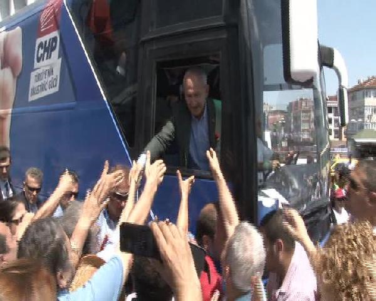 CHP\'liler, Rabia İşaretine Sloganla Karşılık Verdi
