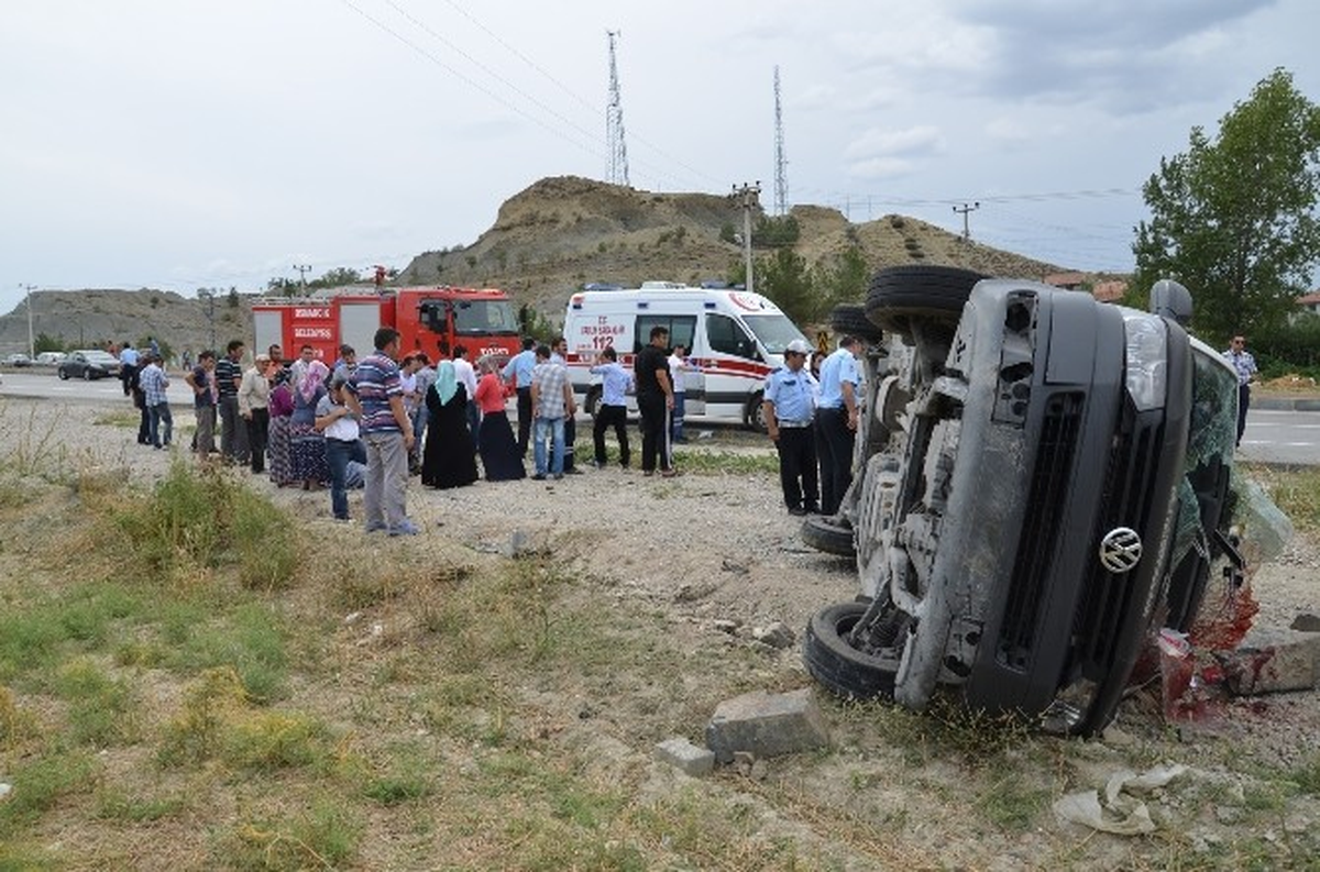 Çorum\'da Minibüs Takla Attı: 12 Yaralı