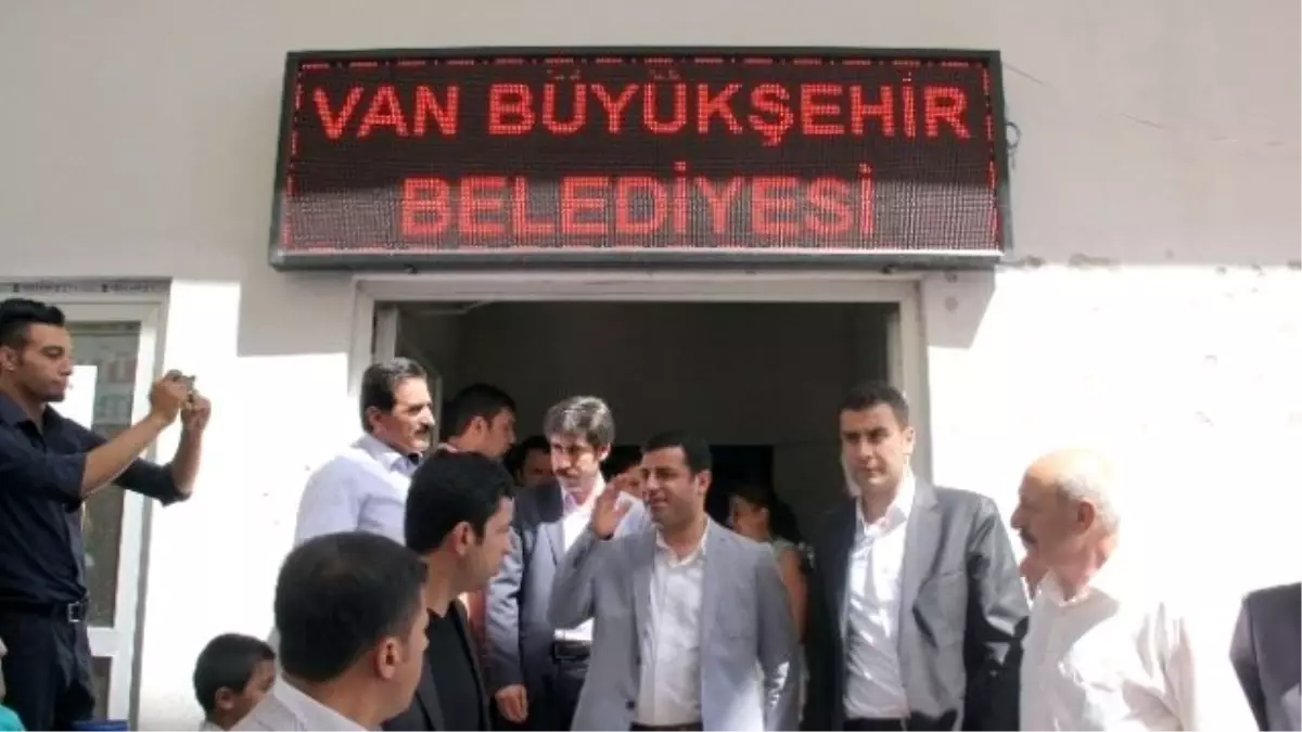 Cumhurbaşkanı Adayı Demirtaş\'ın Van Ziyareti
