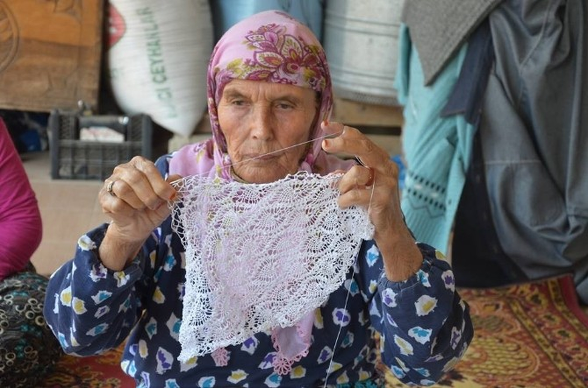 Dantel İşleyerek Geçimini Sağlıyor