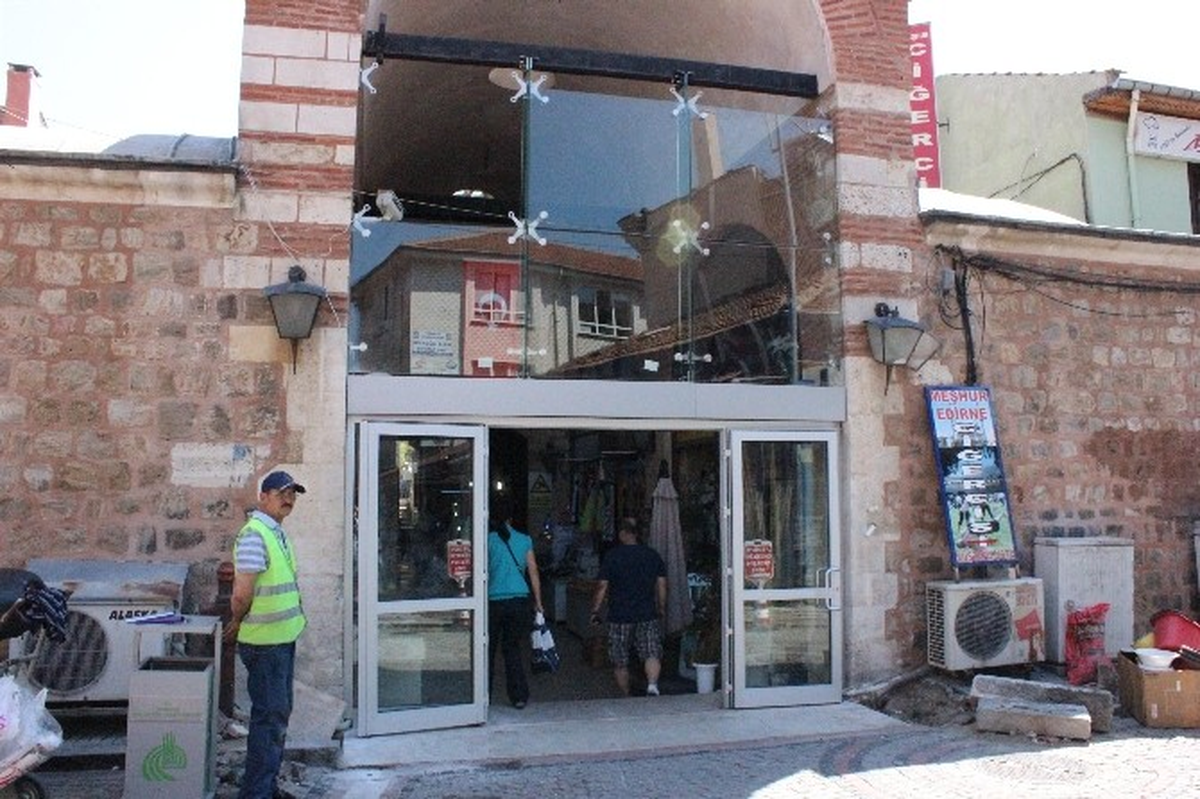 Edirne Tarihi Alipaşa Çarşısı Esnafından, Cam Kapıya Tepki