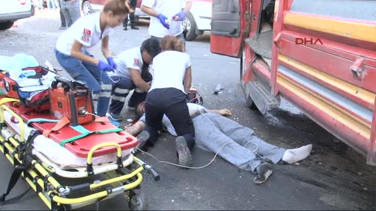 Ego Otobüsü Kamyonet ile Çarpıştı : 1 Ölü, 2 Yaralı
