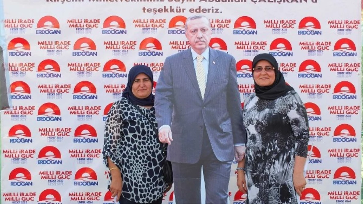 Erdoğan\'ın Maketiyle 3 Bin Kişi Fotoğraf Çektirdi
