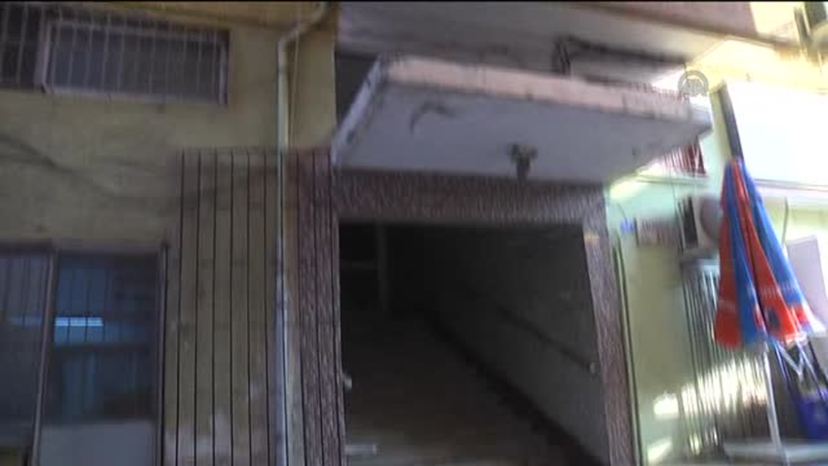 Eşi ve oğlu kolundan tutunca bir alt kata düştü