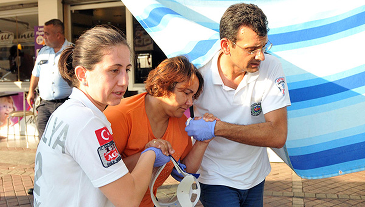 Eşi ve Oğlu Kolundan Tutunca Bir Alt Kata Düştü