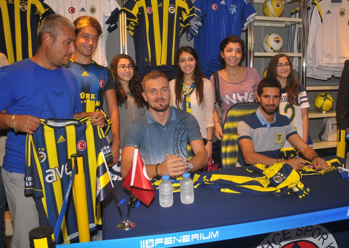 Fenerbahçeli Futbolcular İmza Gününde