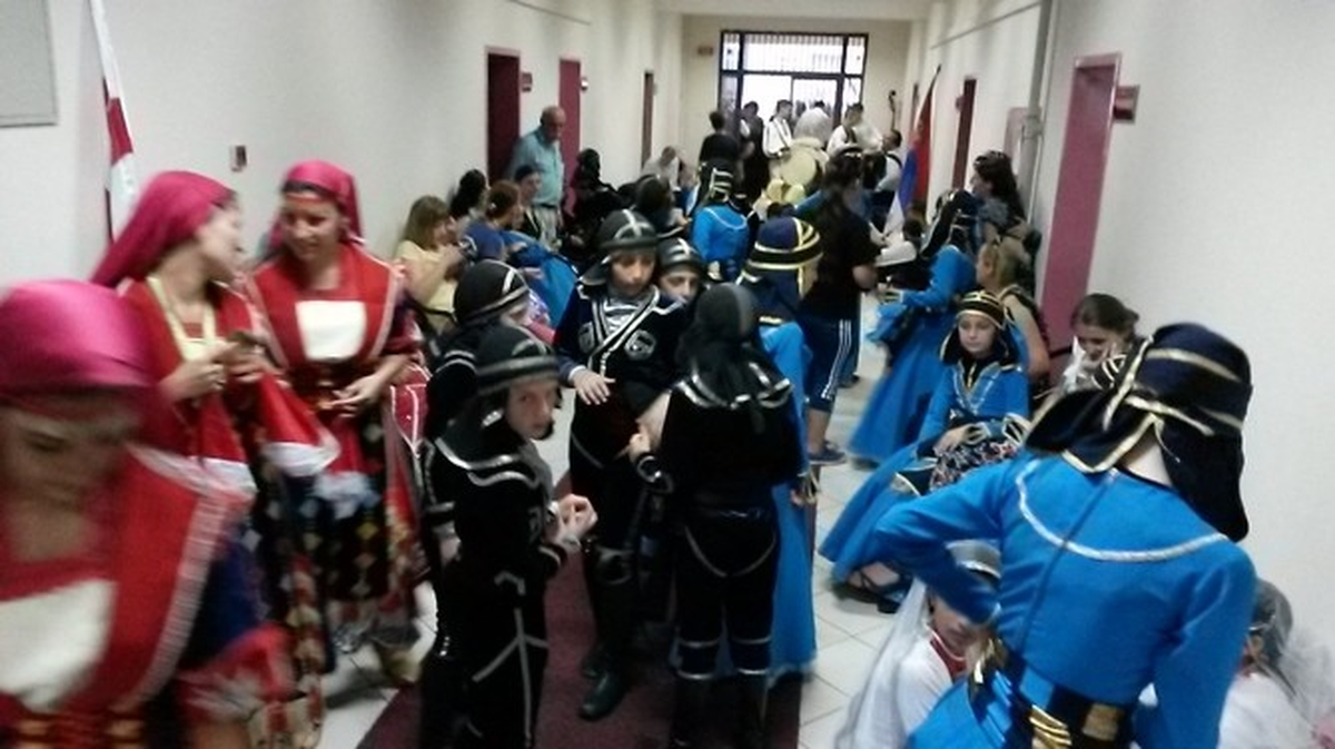 Festival İçin Rize\'ye Gelen Dansçı Kızlara Yağmur Süprizi