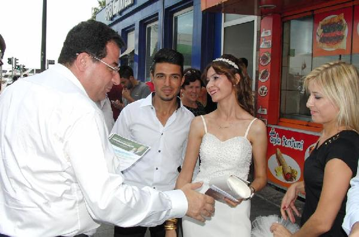 Gelin ve Damattan da Oy İstedi