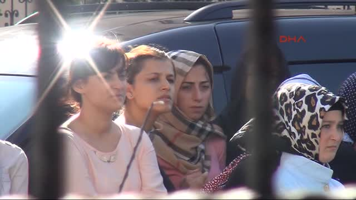 Bursa\'da İkiz Kardeşini Gözyaşlarıyla Uğurladı