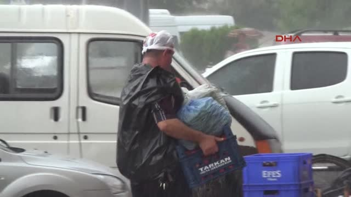 İskenderun\'da Şiddetli Yağmur Caddeleri Göle Döndürdü