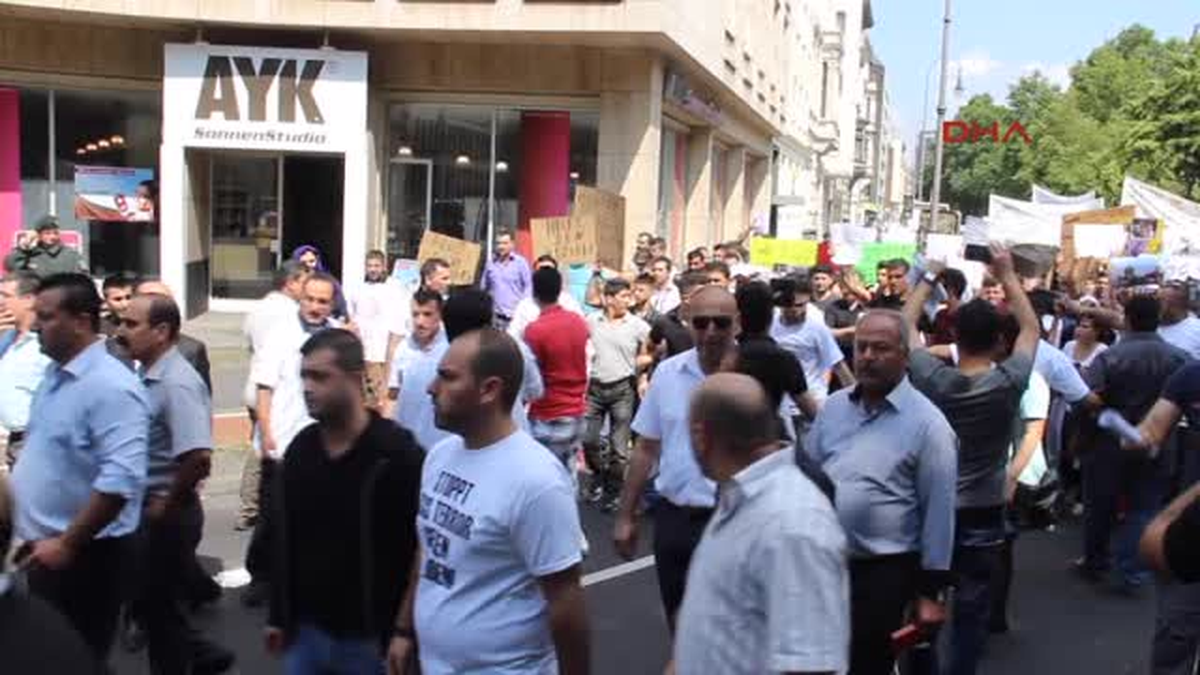 Köln\'de Yezidiler IŞİD\'i Protesto Etti