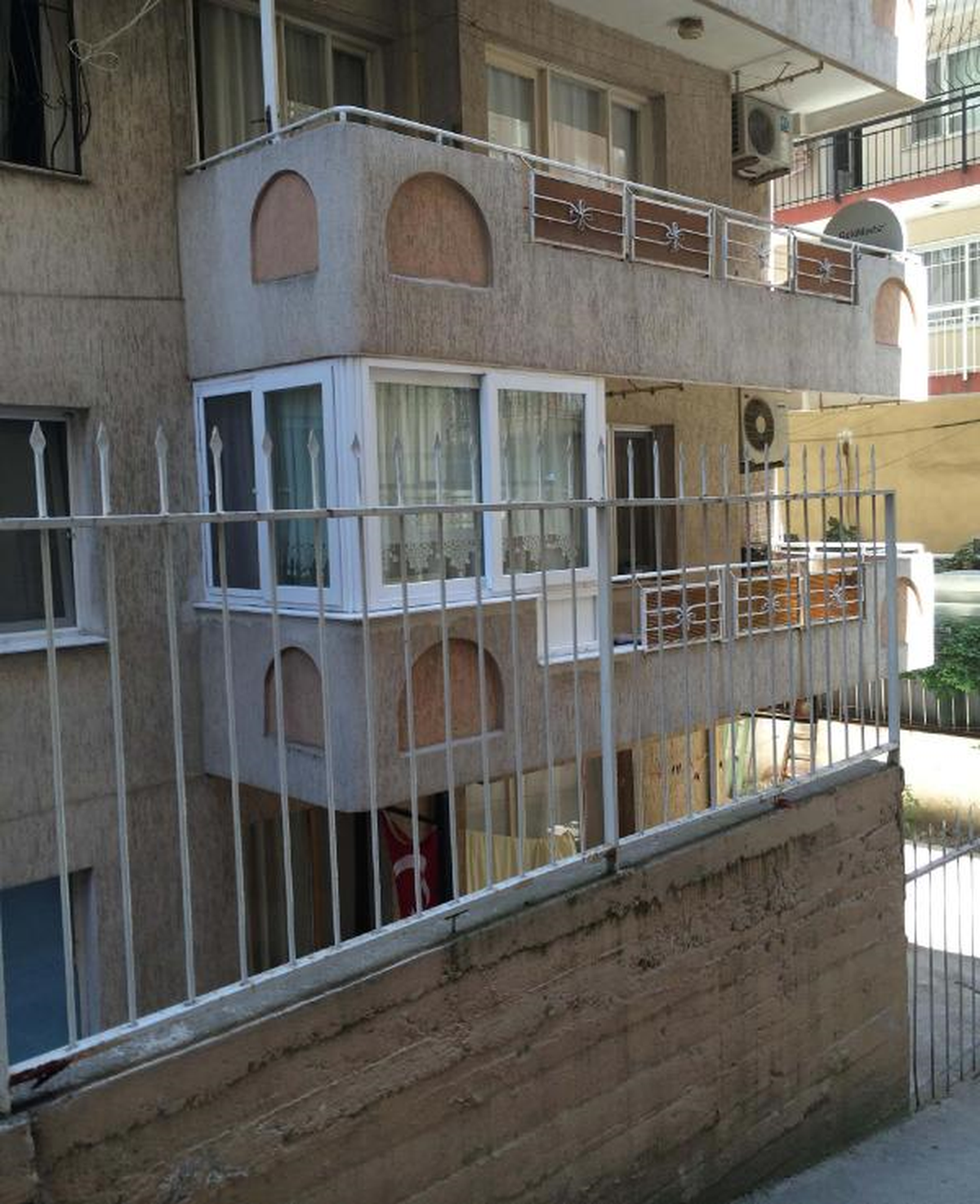 Komşuları İpten Alırken 2\'nci Kattan Düştü