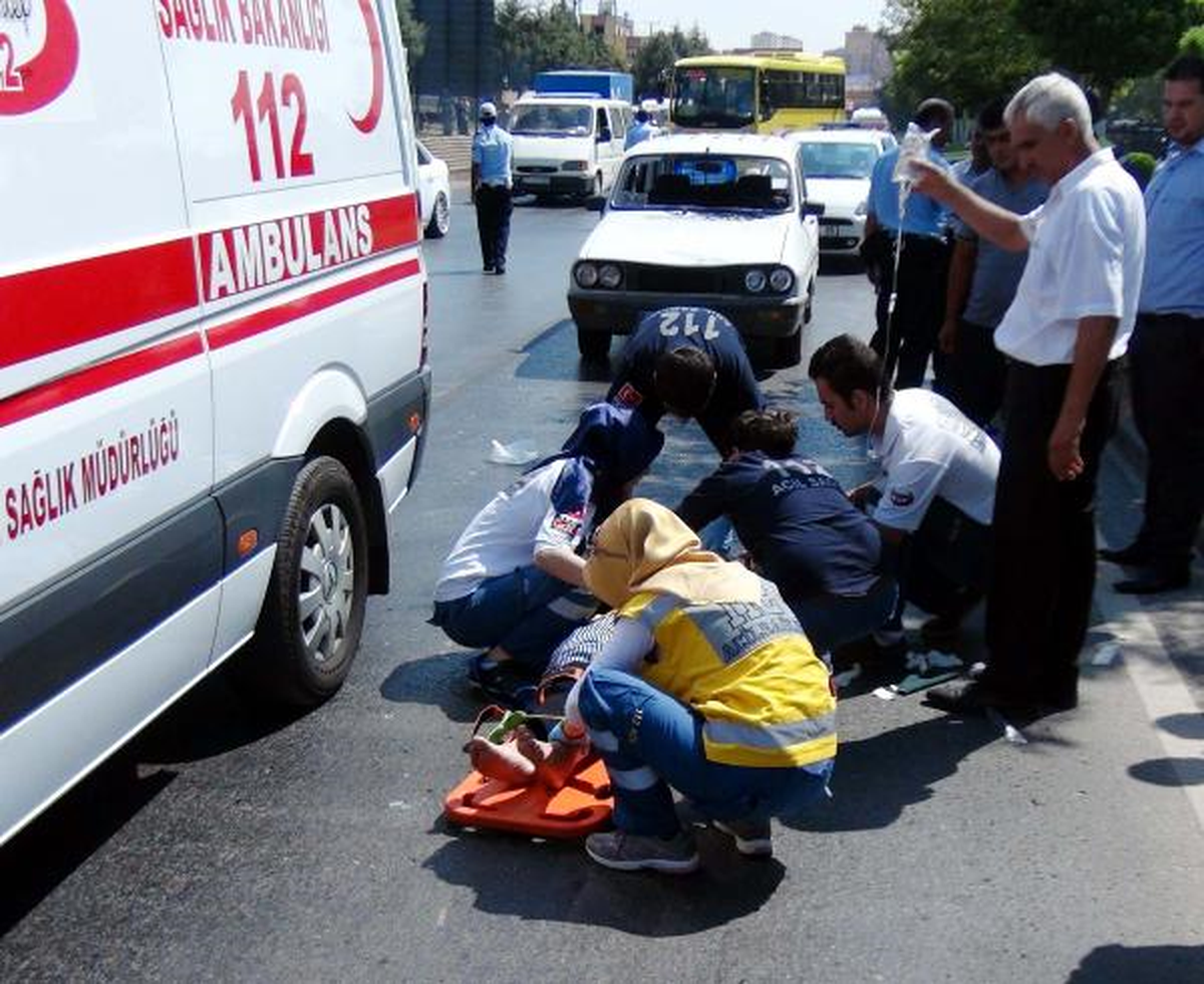 Mezarlığa Giden Anne ile Oğluna Otomobil Çarptı
