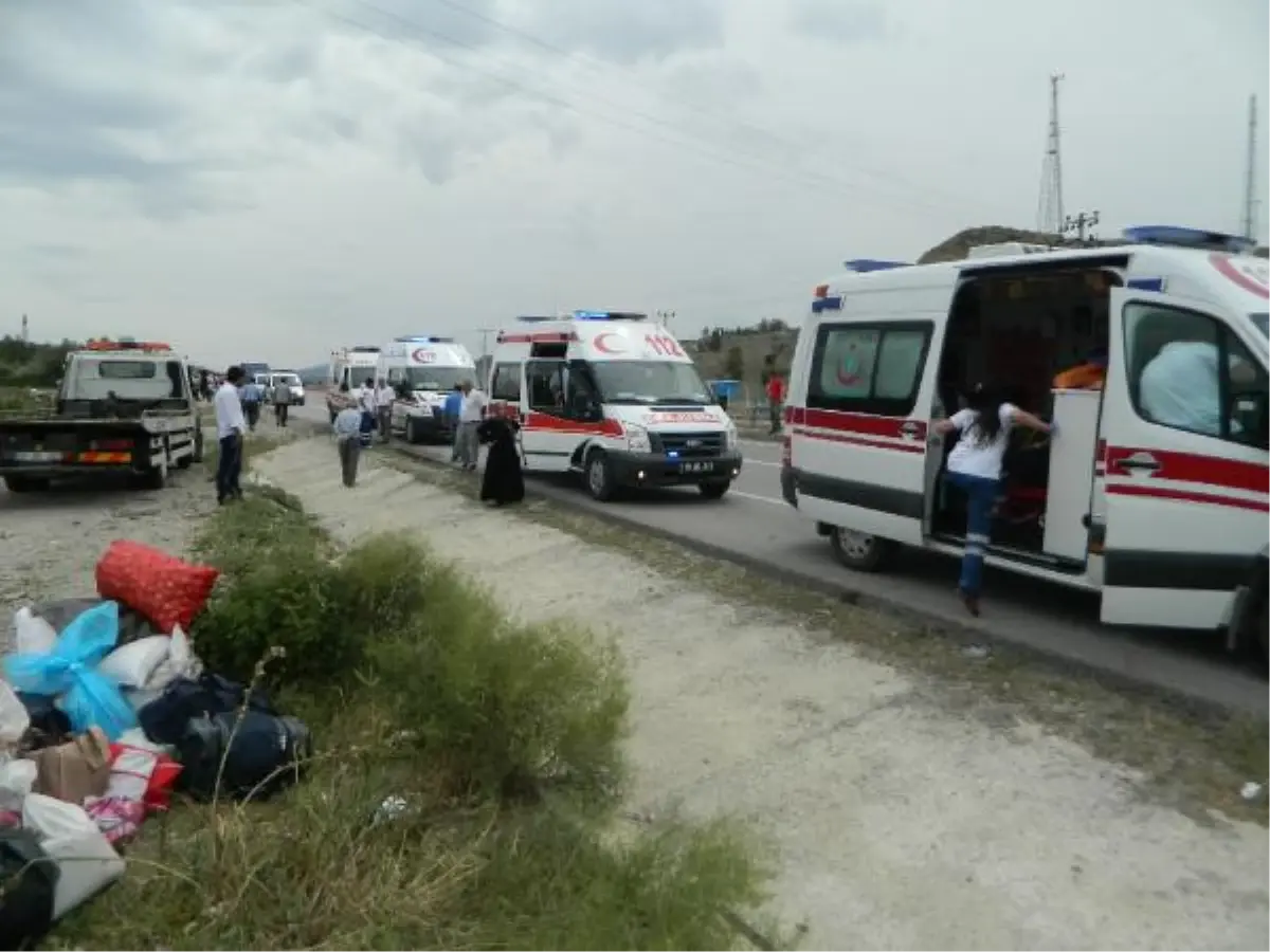 Çorum\'da Minibüs Devrildi: 12 Yaralı