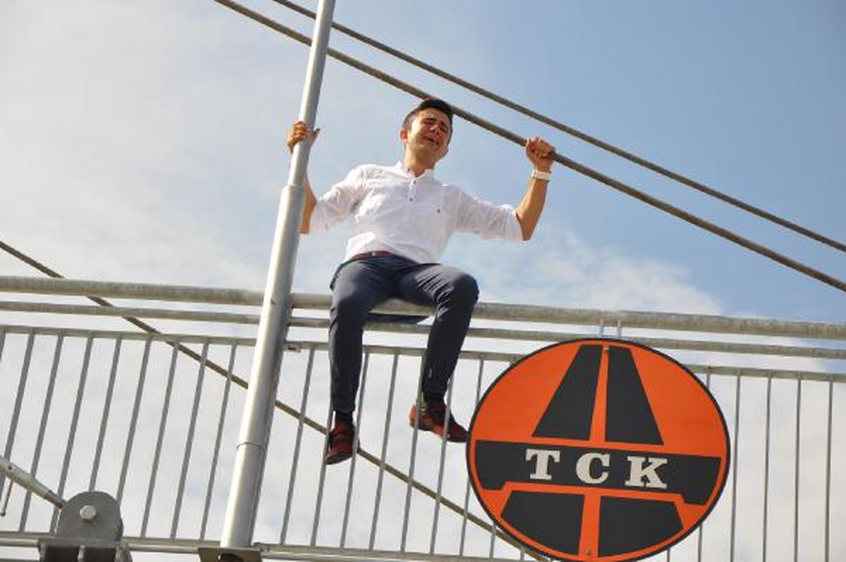 Nişanlısından Ayrılan Genç, Üst Geçitten Atlamak İstedi