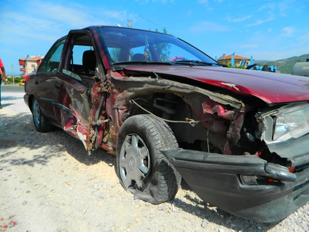 Osmancık\'ta İş Makinesinin Kepçesi Otomobile Çarptı 2 Yaralı