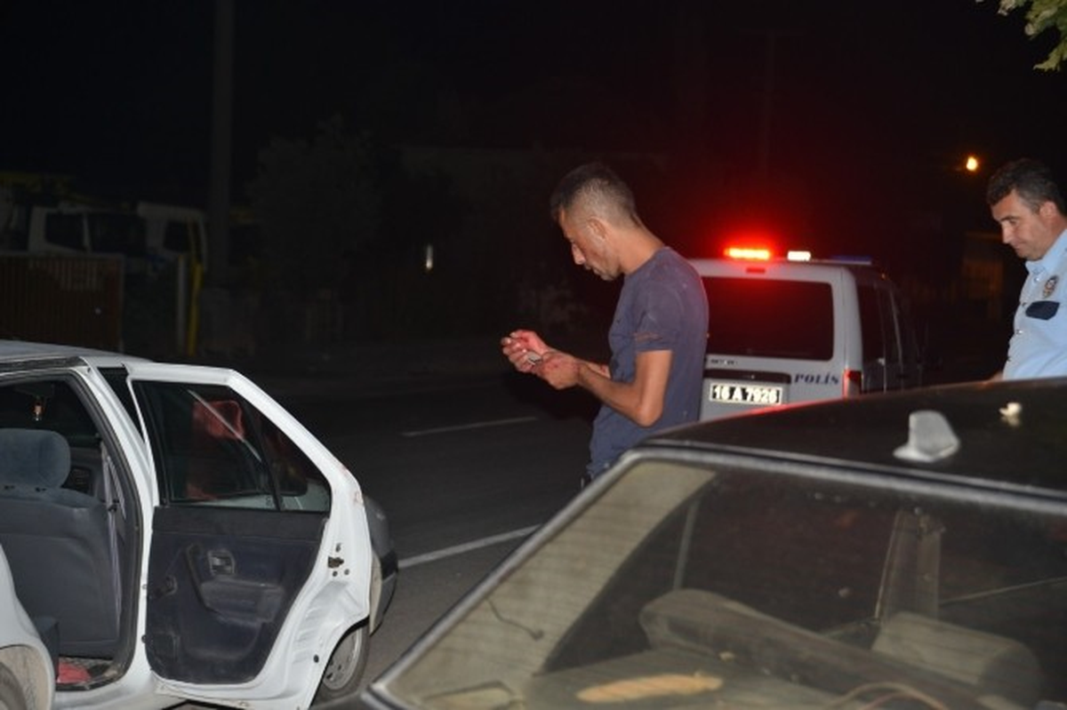 Otomobil Yoldan Çıkıp Ağaca Çarptı