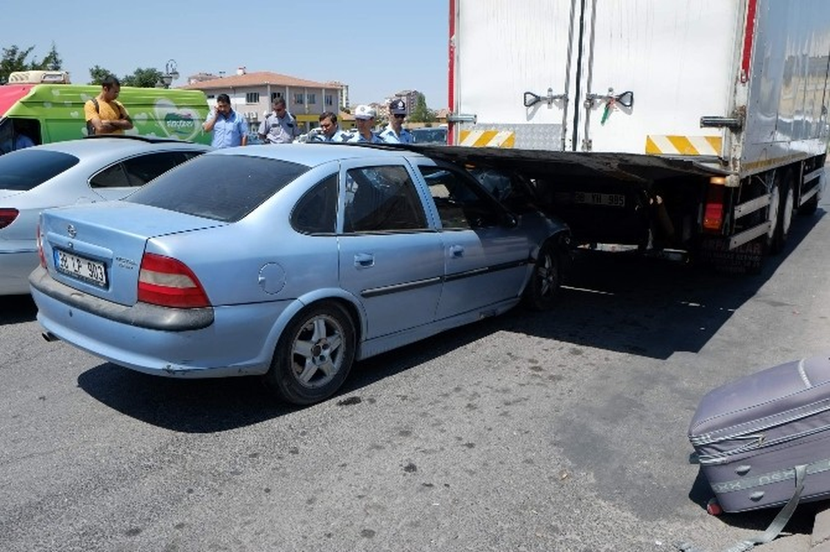 Arkadan Çarpan Otomobili Metrelerce Sürükledi
