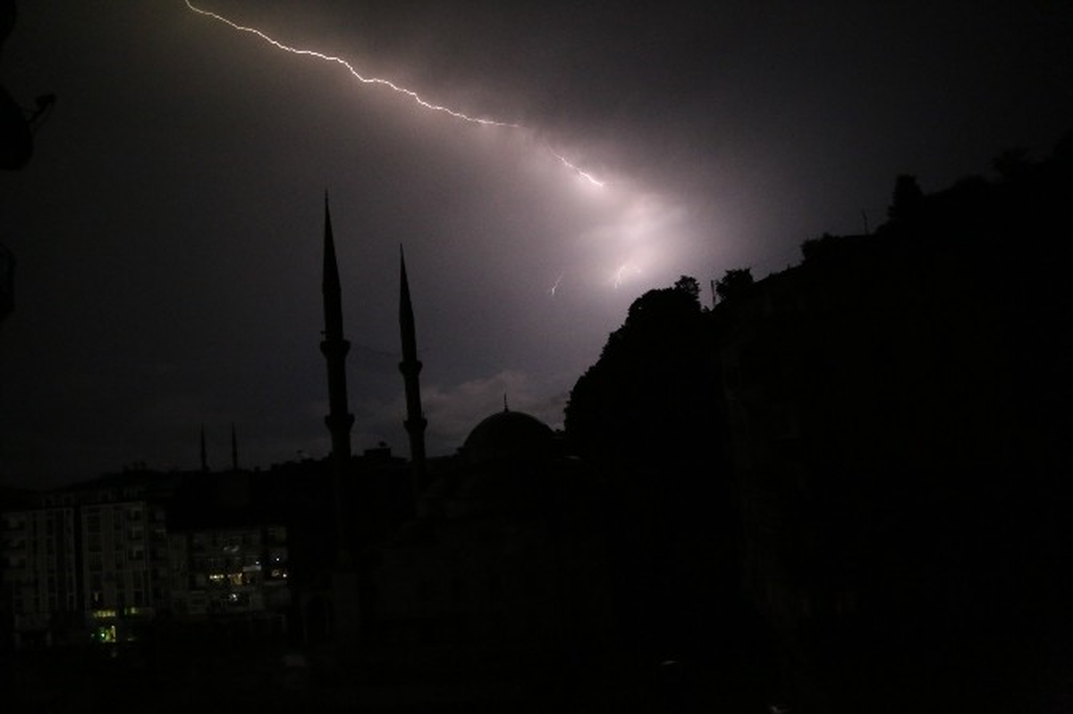 Rize\'de Gökyüzünde Şimşek Dansı