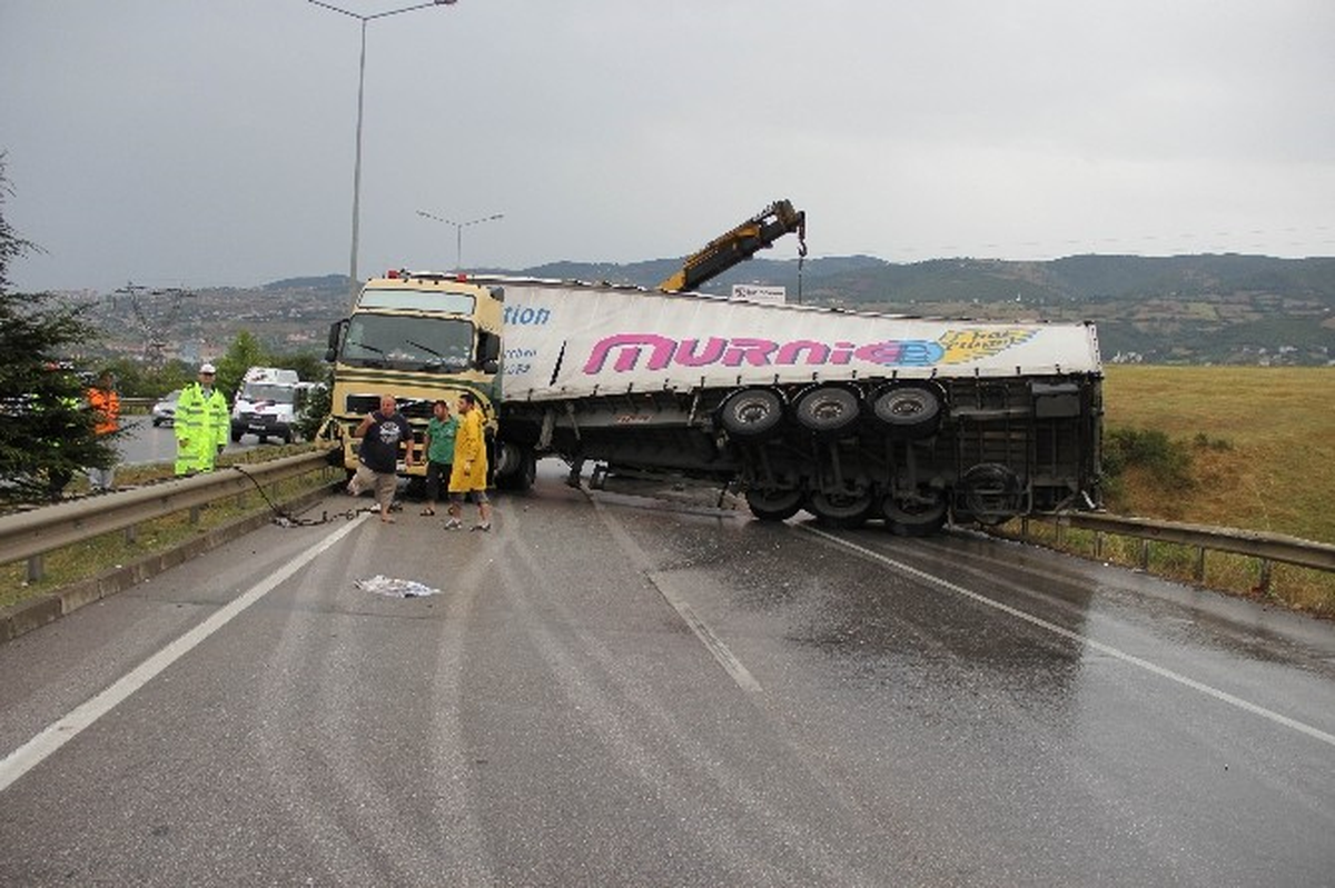 Samsun\'da Sağanak Yağışta Kayan Tır Yolu Trafiğe Kapattı