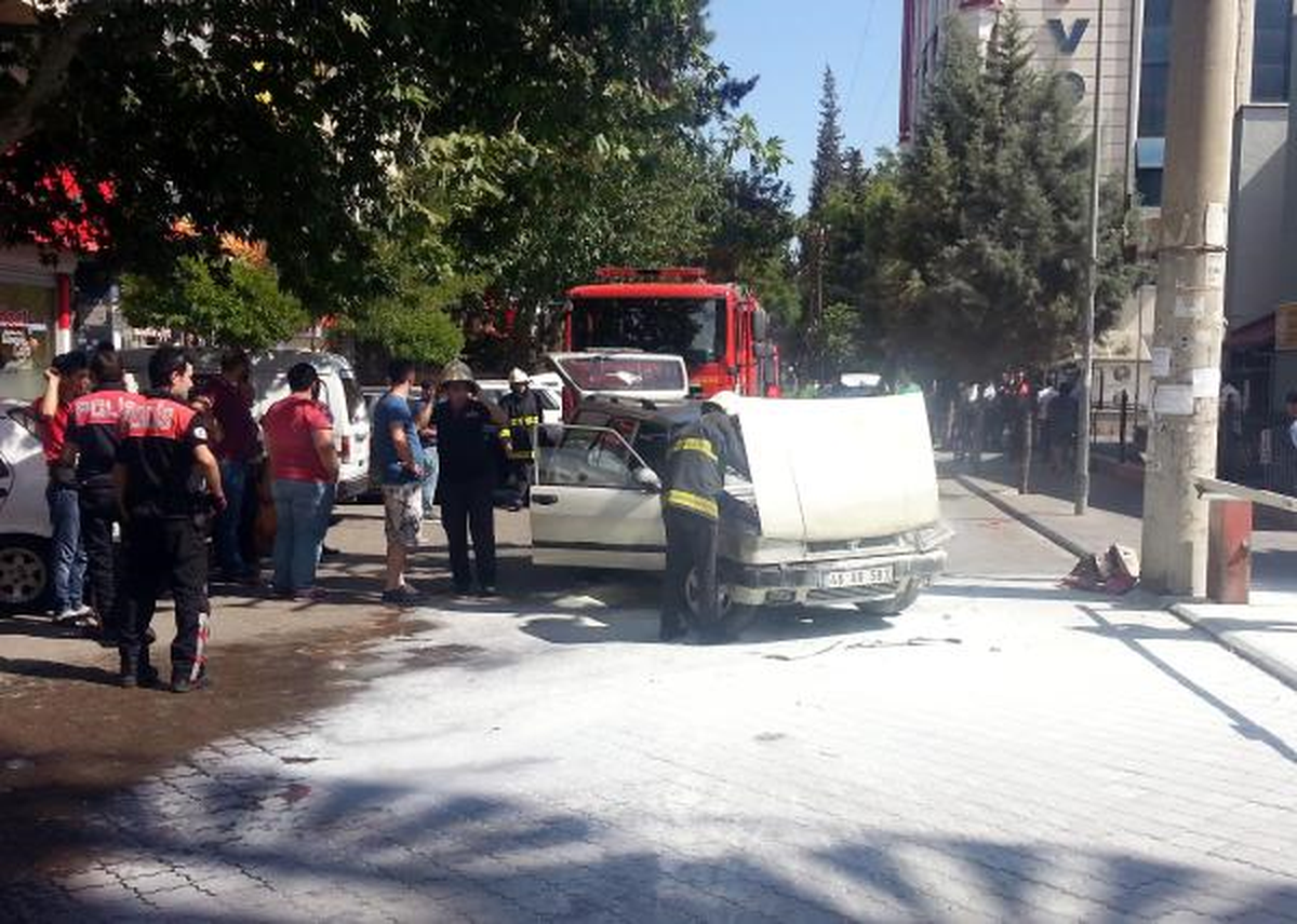 Sahibinin Çalıştırmaya Çalıştığı Otomobil Yandı